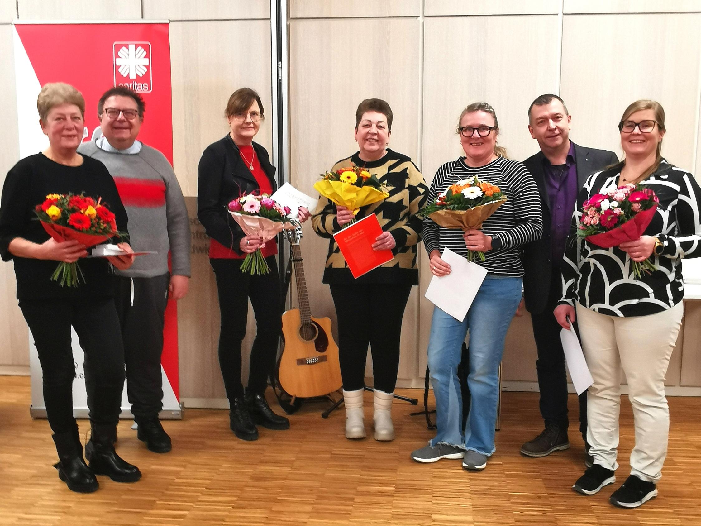 Silberne Nadeln und viel Blumen