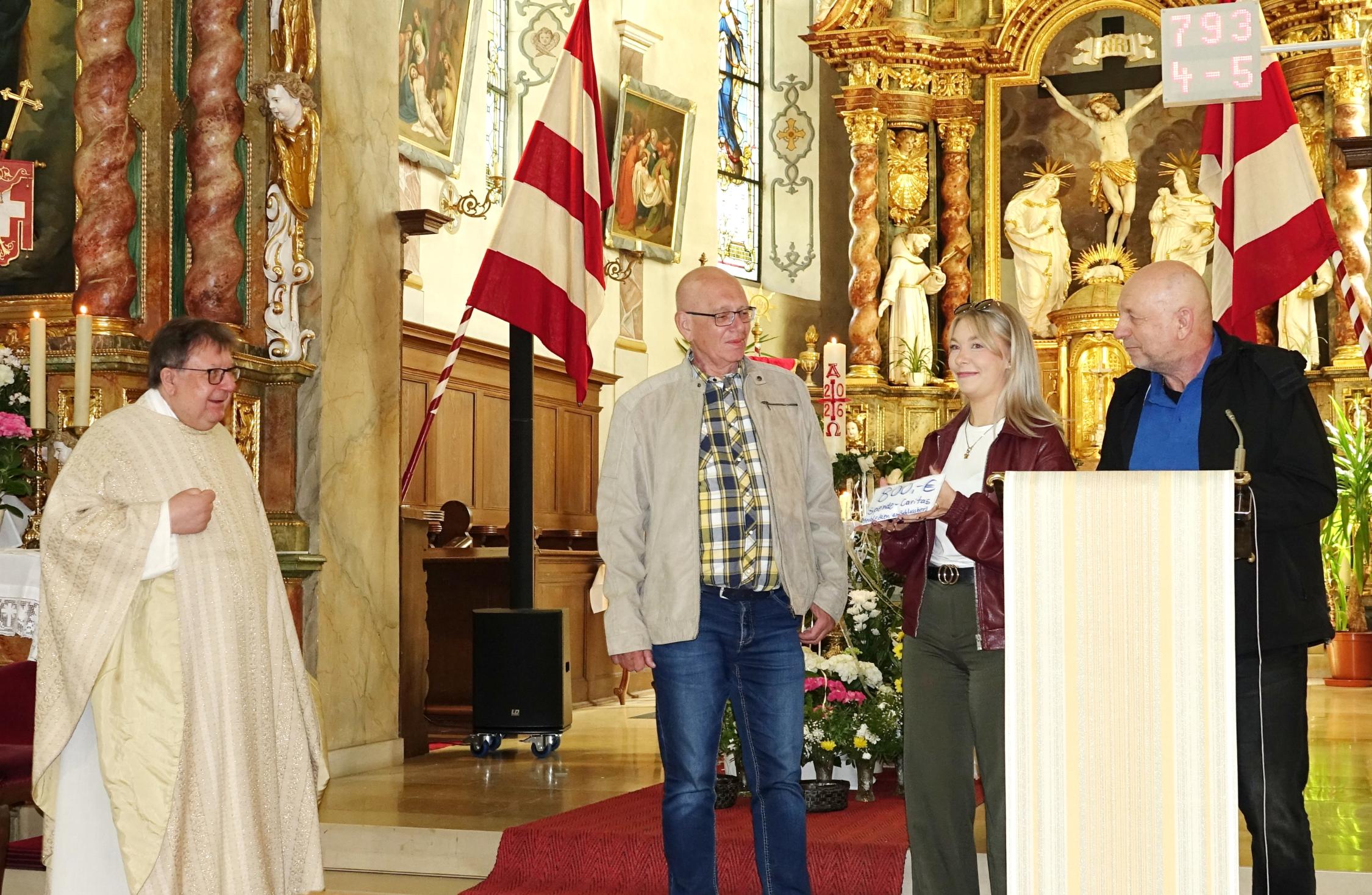 Spende für konkreten Zweck (v.l.n.r.) Pfr. Hans-Peter Kunert von der Caritas, Anton Mzyk, Maja Löschel, Markus Löschel vom Derbleckenteam