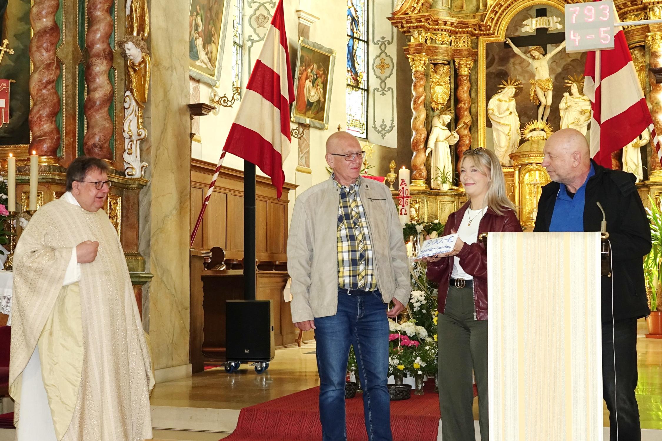 Spende für konkreten Zweck (v.l.n.r.) Pfr. Hans-Peter Kunert von der Caritas, Anton Mzyk, Maja Löschel, Markus Löschel vom Derbleckenteam