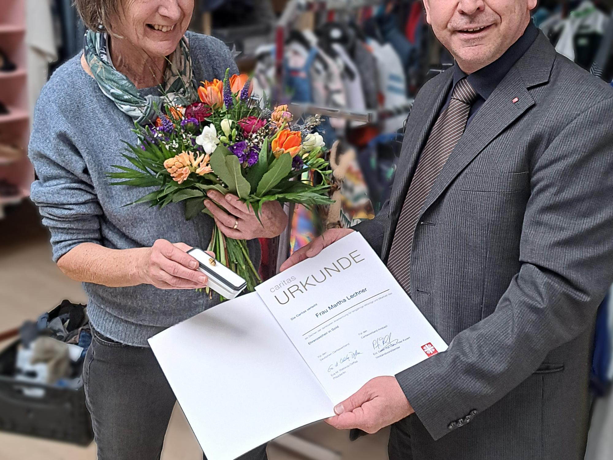 Martha Lechner erhält goldene Caritasnadel
