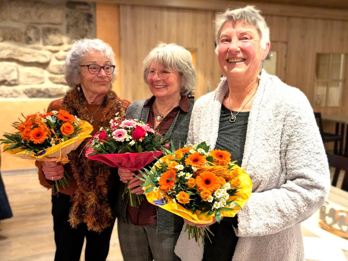 Blumen für das Ehrenamt: Ingrid Teichmann, Rosi, Pöhler und Barbara Schäbe (v.l.)