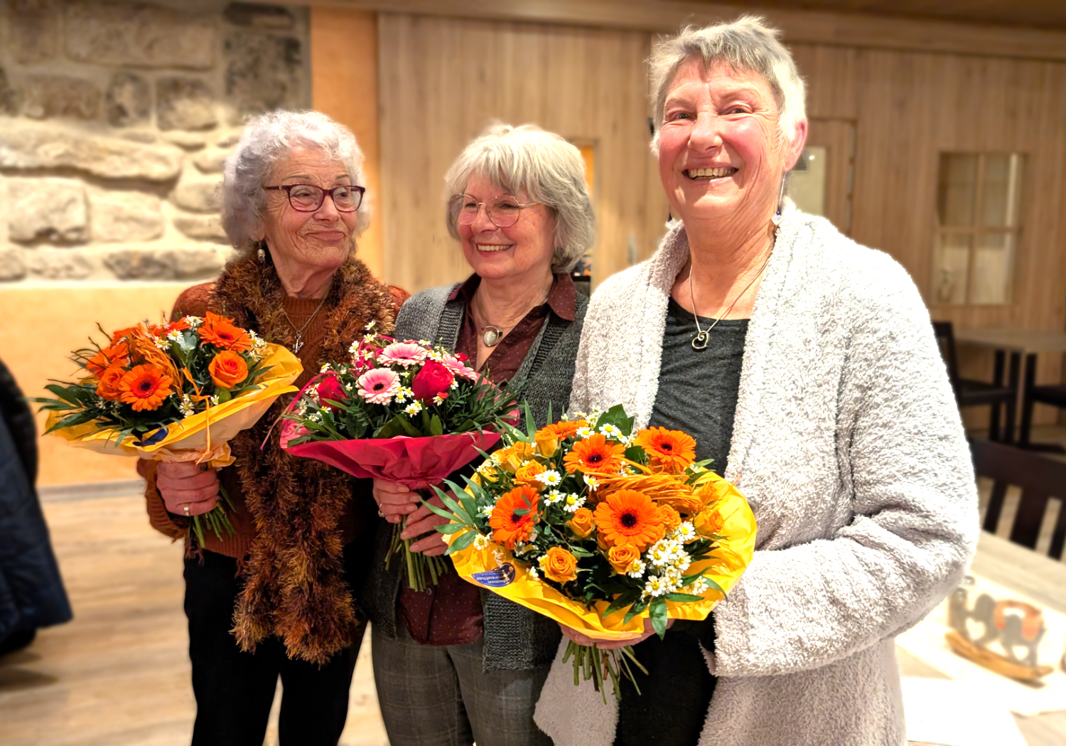 Blumen für das Ehrenamt: Ingrid Teichmann, Rosi, Pöhler und Barbara Schäbe (v.l.)