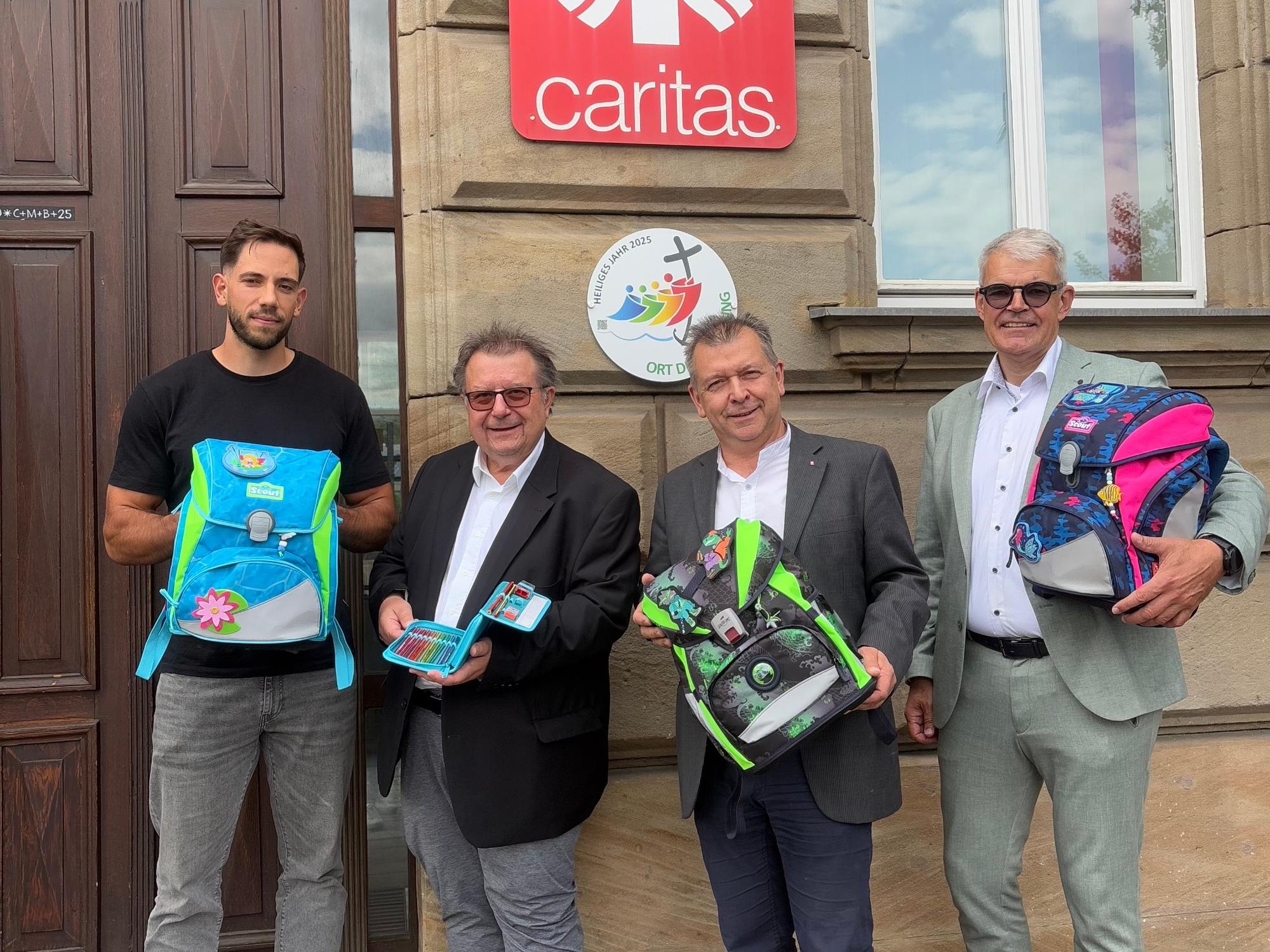 Gemeinsam für Chancengleichheit zum Schulstart in Ansbach (c) Sparda Bank Schultaschenaktion 2026