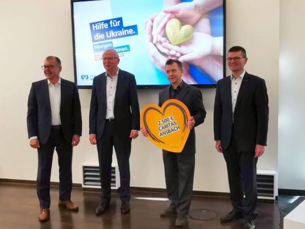 Spendenübergabe der VR-Bank Mittelfranken West eG an die Caritas Ansbach