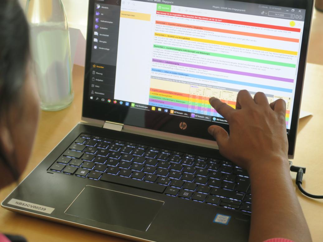 Alle Diagnosen, Informationen und zu erbringenden Pflegeleistungen hat das Pflegepersonal am PC oder am Mobilen Gerät übersichtlich und aktuell beisammen.